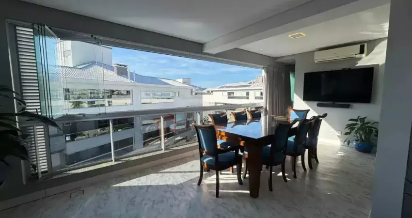 Cobertura no Condomínio Vila das Palmeiras com uma área útil de 239m²