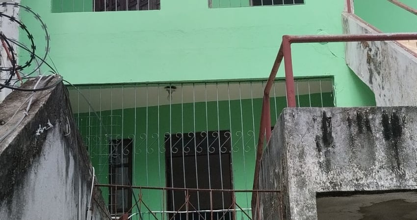 Casas de  2 e 4 em Itapuã,  Rua enfrente ao banco do Brasil