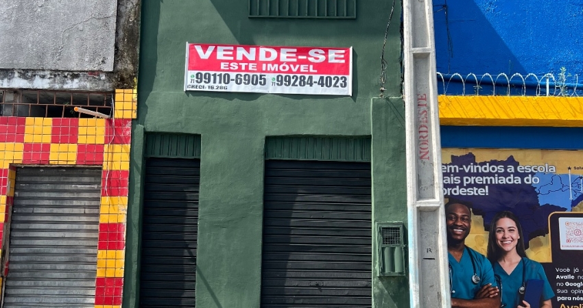 Prédio comercial com três salas em água de menino