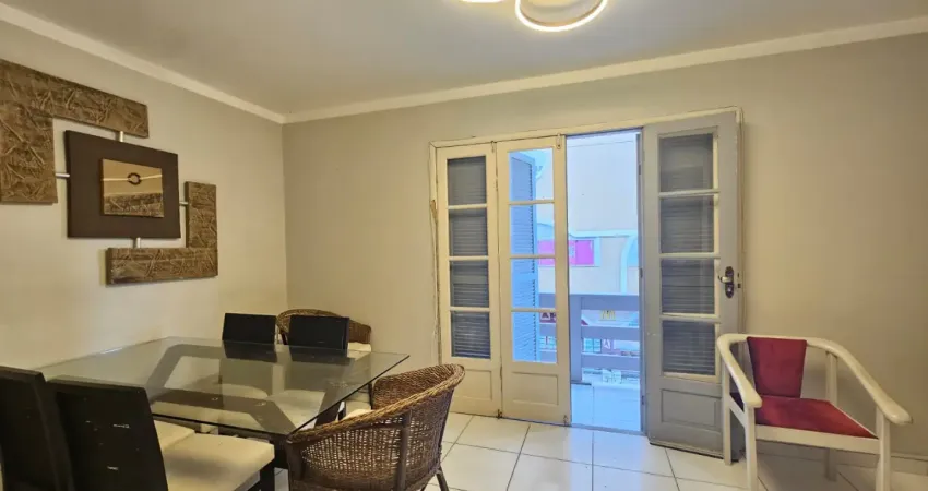 Apartamento com sacada de frente no centro de capão da canoa!