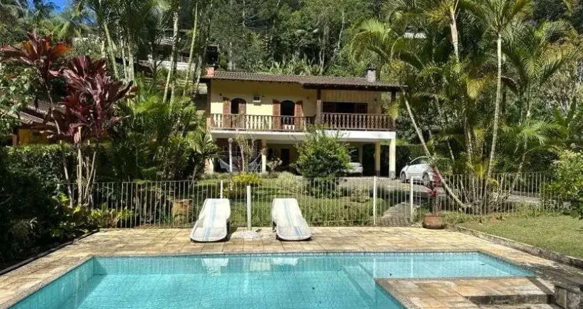 Casa com 3 dormitórios à venda, 219 m² por r$ 850.000,00 - albuquerque - teresópolis/rj