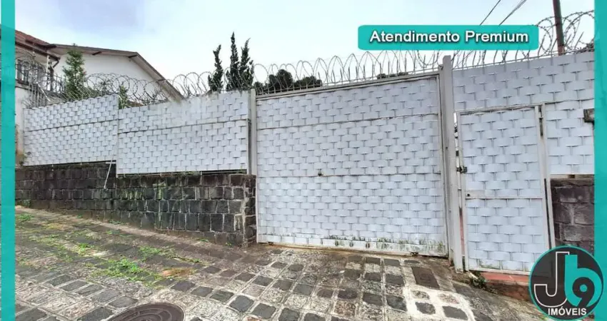 Casa à venda de arquitetura antiga no bairro são francisco com 3 quartos, 2 banheiros, cozinha moderna e 6 vagas de garagem por r$ 1.450.000,00