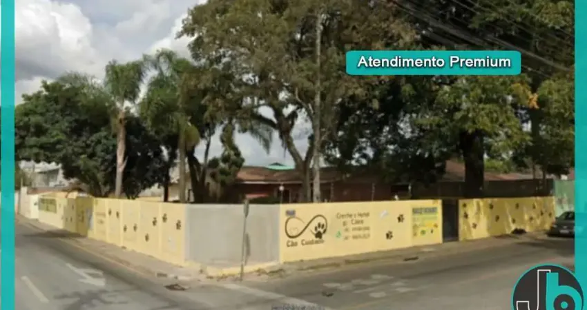 Não perca a chance de adquirir 03 lotes de terreno em uma esquina privilegiada,1.067,04 m² de área total, com uma casa de alvenaria de 450m².