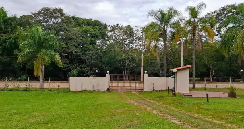 Chácara com 4 suítes + casa de caseiro, no Condomínio Estância da Colina em Salto.