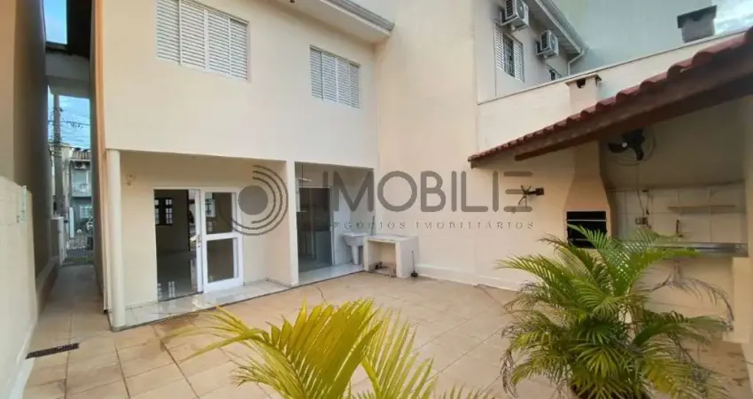 Sobrado com três dormitórios no condomínio portal das acácias na cidade de indaiatuba.