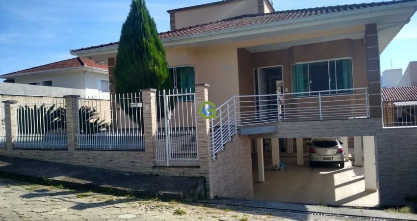 Aconchegante imóvel localizado no Centro de Santo Amaro da Imperatriz.