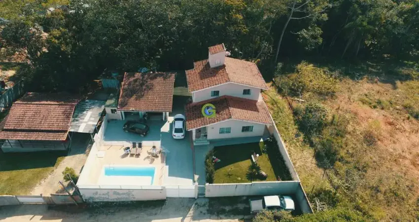 Excelente casa semi-mobiliada a venda no Alto Aririú, em Palhoça.