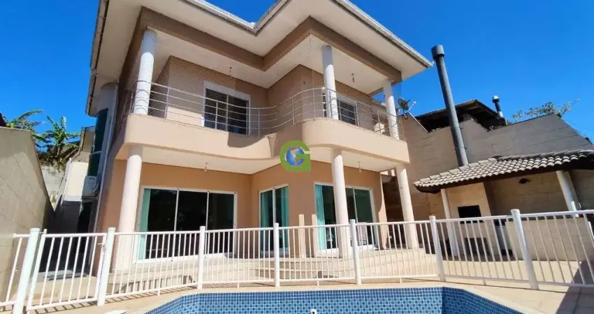 Casa à Venda: Alto Padrão com 5 Quartos e Piscina Próx. ao Centro de São José