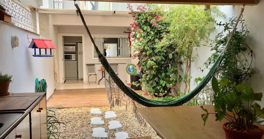 Sobrado 2 suítes à venda em São José, SC - Areias, com pátio e gourmet