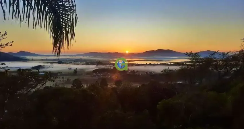 Casa Exclusiva no Morro com Vista Panorâmica de Garopaba – 2.000m² de Terreno