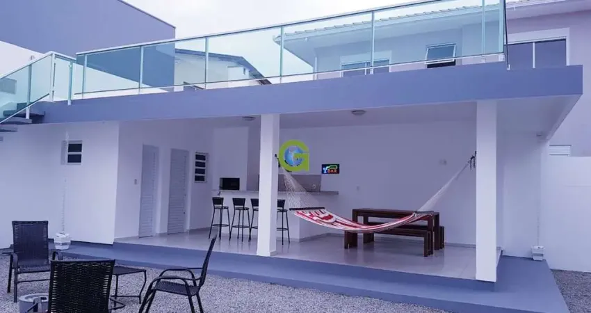 Casa mobiliada a 75m do mar com suíte e lazer na Praia do Sonho, Palhoça / SC