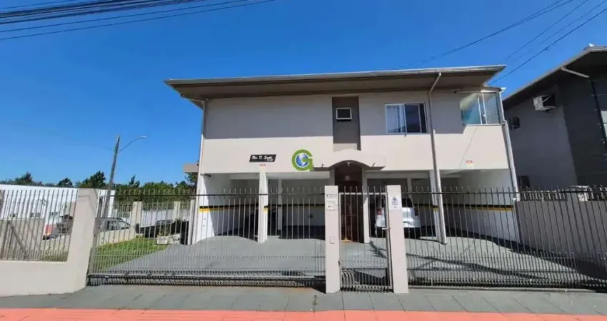 Duplex com escritório em rua tranquila e ótima localização em são josé/sc
