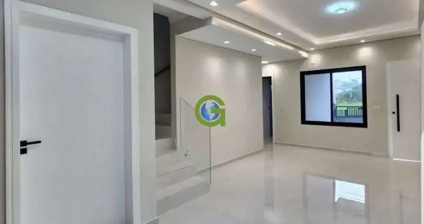 Sobrado à venda com suíte, sacada e excelente padrão de acabamento em forquilhas