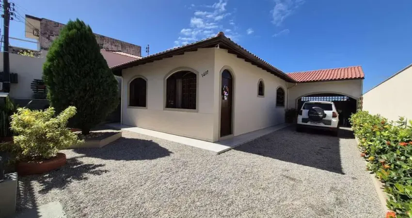 Casa à Venda com terreno de 453m2 em Serraria, São José/SC.