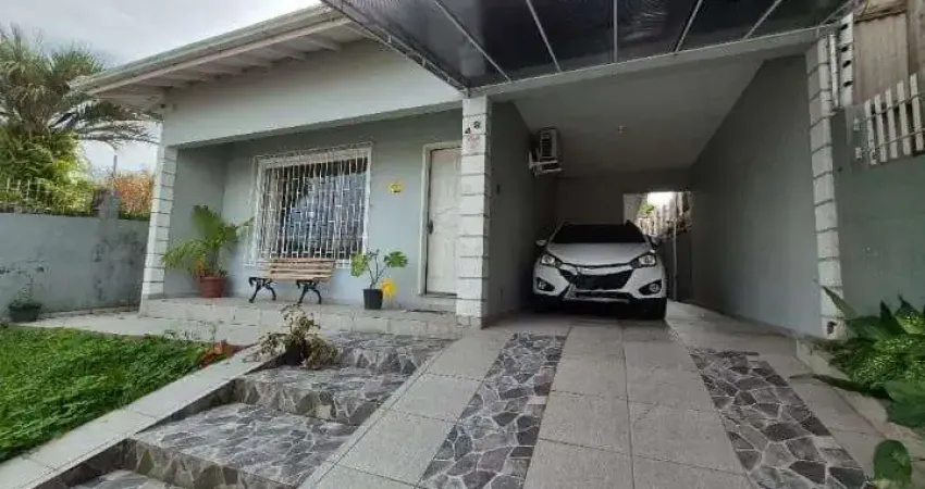 Ampla Casa com 4 Dormitórios, sendo 1 Suíte com Hidromassagem em Capoeiras.
