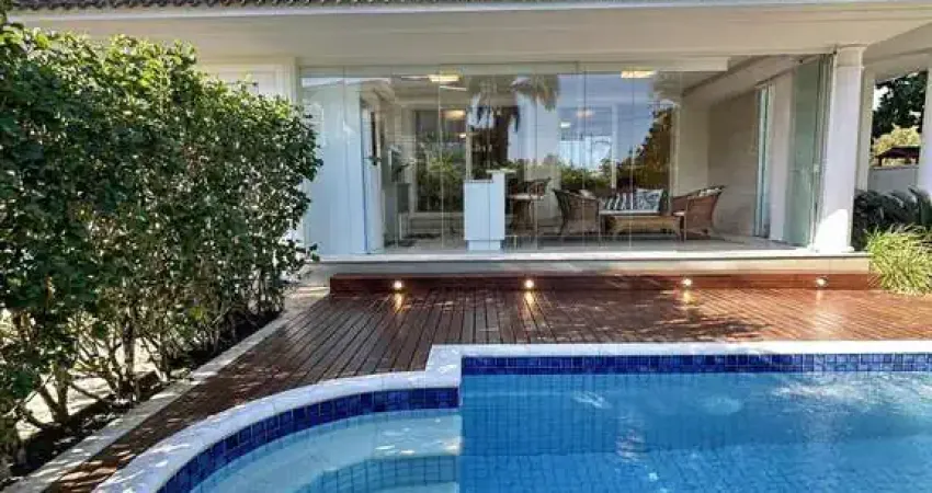 Casa à venda em um dos condomínios mais exclusivos e reservados do Cacupé,