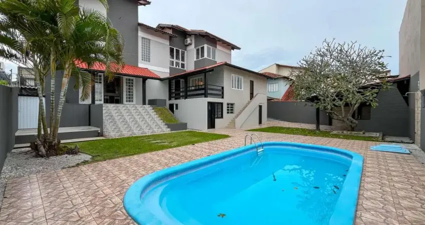 Casa com 4 quartos sendo 01 suíte no Jardim Atlântico, Florianópolis SC.
