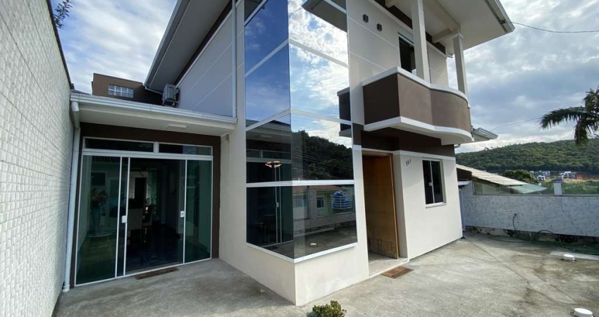 Casa com 3 dormitórios com suíte e piscina em Forquilhas-São José