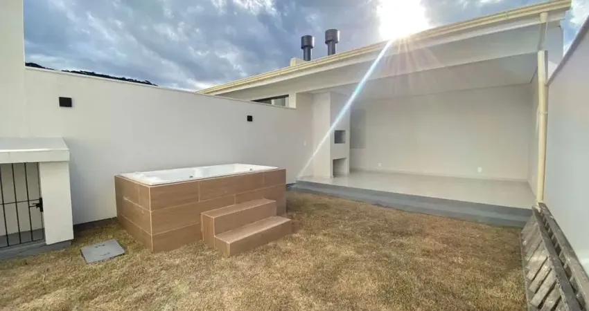 Sobrado com 2 suítes à venda no Bairro Ipiranga, São José, SC.