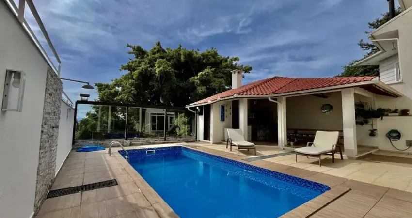Casa alto padrão com 1 suíte master e 02 dormitórios demi suite -Ponta de Baixo