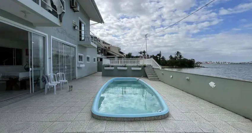 Casa com 03 dormitórios sendo 03 suítes, na Ponta de Baixo,São José SC