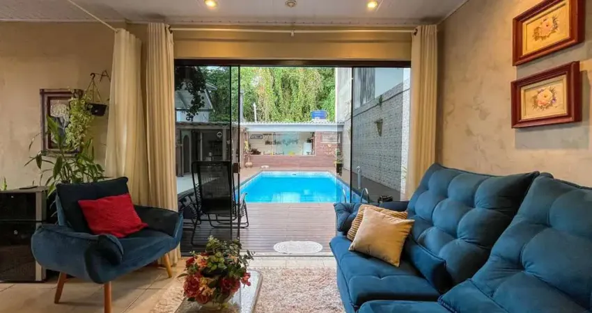 Casa com 03 dormitórios e piscina na Ponta de Baixo em São José -SC