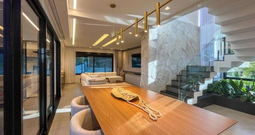 Casa Alto Padrão com 03 suítes na Ponta de Baixo São José SC.