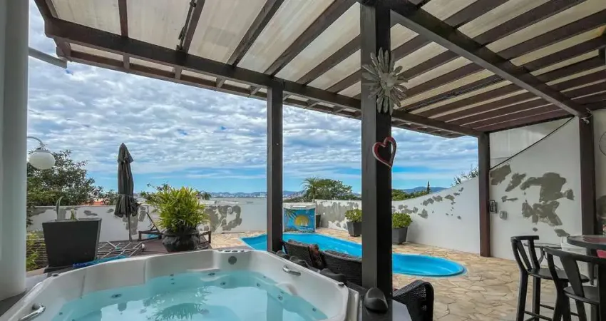 Casa com vista para o mar e 06 quartos na Ponta de Baixo em São José - SC