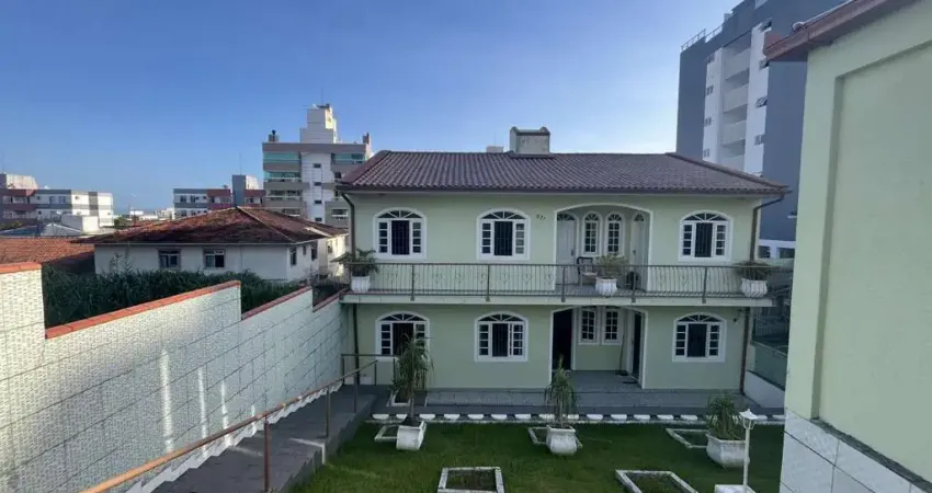 Casa com 6 Quartos sendo duas suítes à venda, na Praia Comprida em São José -SC.