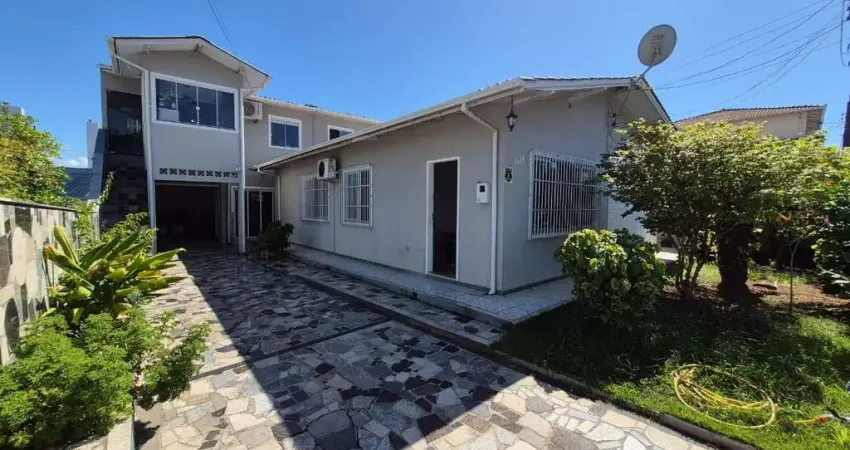 Casa com 05 quartos à venda no Bairro  Areias  São JOSÉ SC.