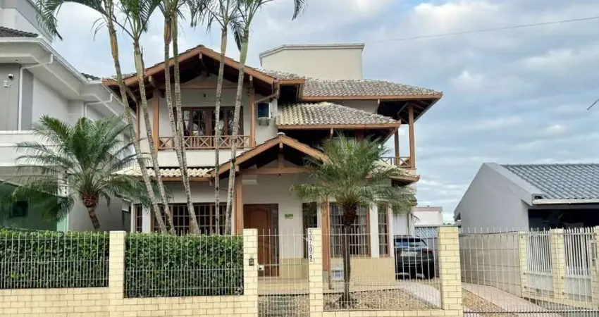 Casa à venda na Pedra Branca, Palhoça, SC, com 04 quartos e área gourmet.
