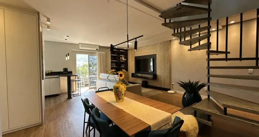 Ampla cobertura duplex mobiliada com área gourmet na Pedra Branca, Palhoça/SC