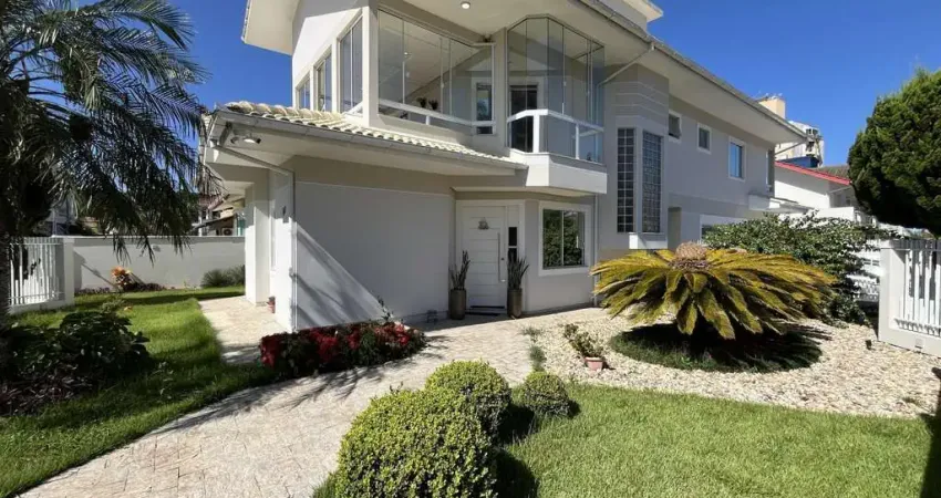 Ampla casa com 04 dormitórios sendo 03 suítes à venda no Pagani em Palhoça/SC