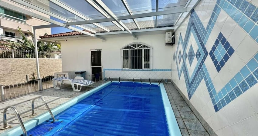 Casa com piscina, financiável à venda, em Barreiros, São José Sc.