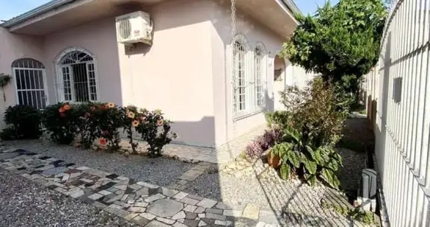 Casa com 4 dormitórios no bairro Jardim Santiago - São José