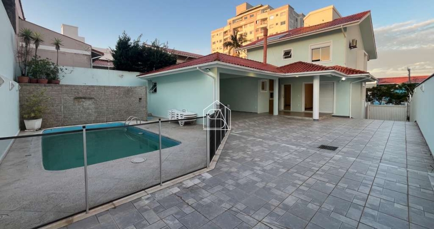 Casa semi mobiliada com 03 dormitórios sendo um suíte em Capoeiras, Florianópolis SC
