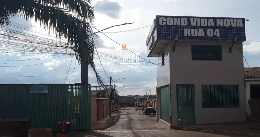 Casa em condomínio fechado, lote com 140 metros, bem localizada.