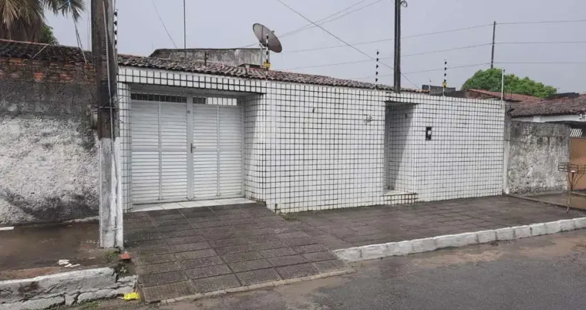 Casa para Venda em Maceió, Tabuleiro do Martins, 4 dormitórios, 1 suíte, 3 banheiros, 3 vagas