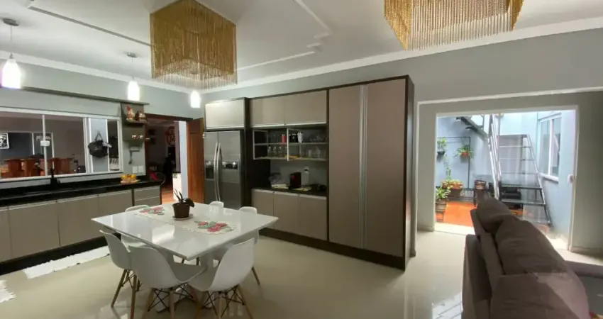 Casa em condomínio fechado com 3 quartos sendo 1 suíte.