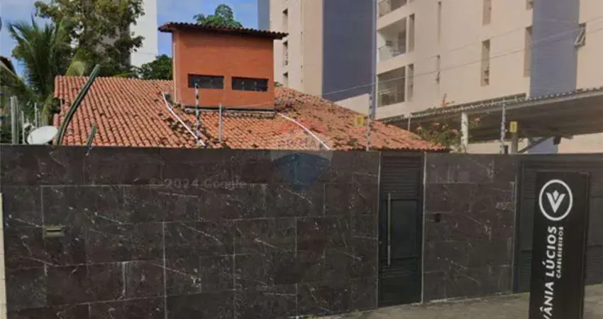 Linda casa à venda com área total 460m². 5 quartos, sendo 3 suítes, em manaíra!