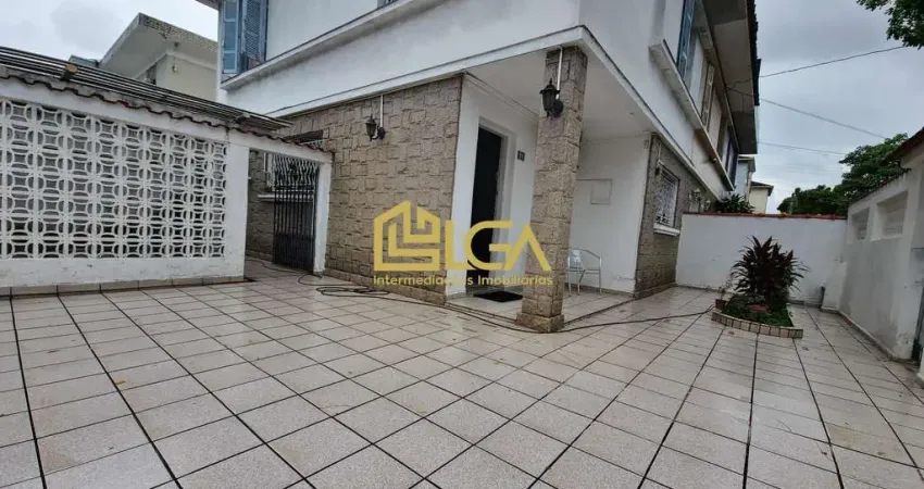Sobrado com 3 Dormitórios, Quintal Amplo e Garagem no Marapé – Santos/SP