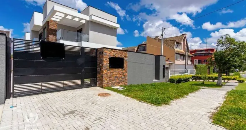 Sobrado em condomínio fechado, 3 suítes, quintal e 2 vagas à venda no portão.