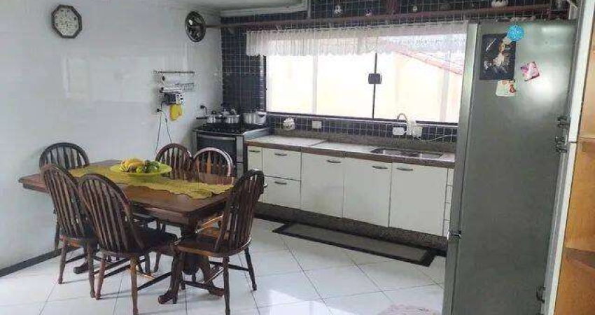 Sobrado Maravilhoso com 250 m² 3 Dormitorios e 4 Vagas de Garagens