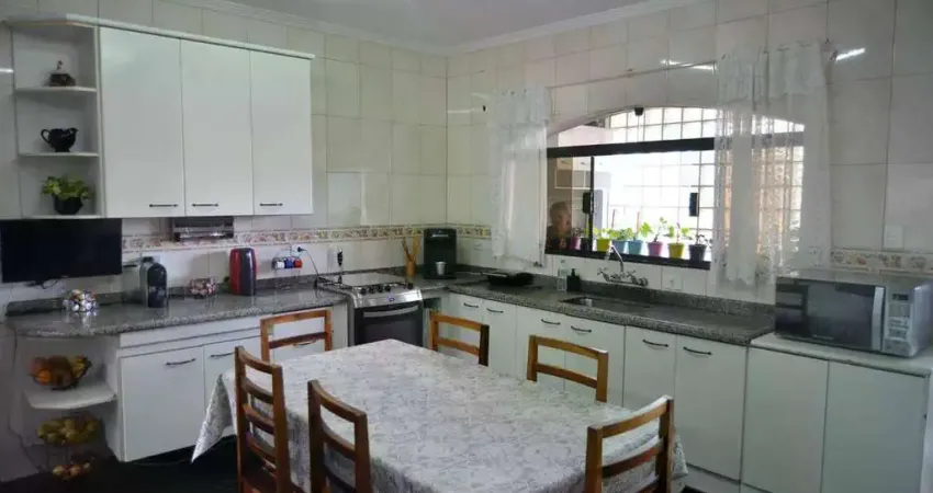 Sobrado com 390 m² 4 dormitórios sendo 1 suite 2 vagas de garagens