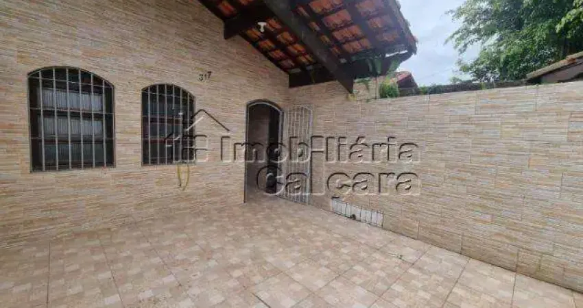 Casa com 03 dormitórios, com edícula e churrasqueira á 300 metros da praia!!!