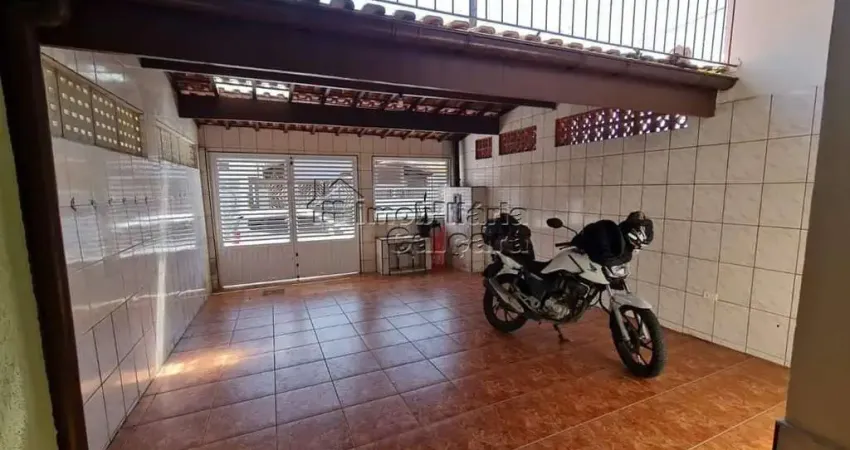 Casa 02 dormitórios no Caiçara, á 500 metros da praia