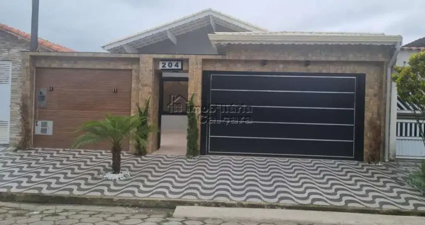 Casa alto padrão com 04 suítes, com piscina e churrasqueira, á 200 metros da praia!!!