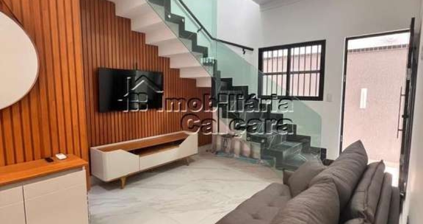 Casa em condomínio fechado com 02 dormitórios, com piscina e churrasqueira!!!