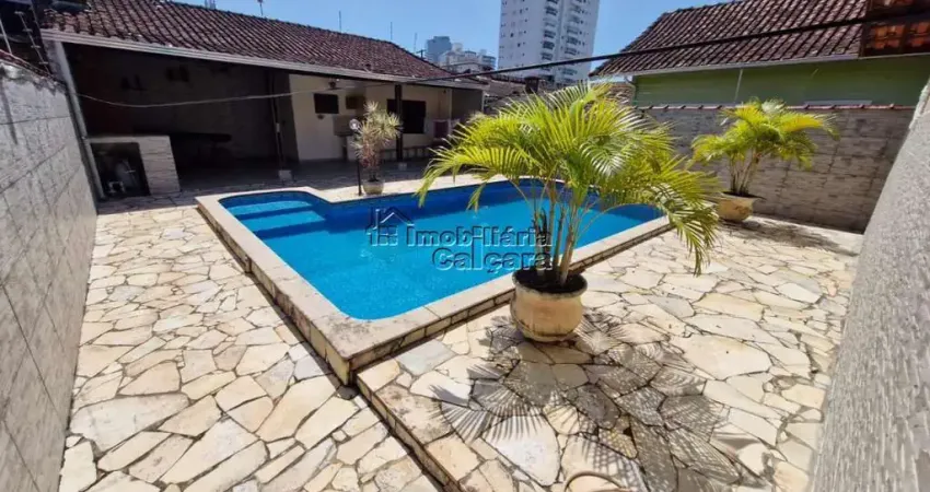 Casa com 03 dormitórios, isolada com piscina e churrasqueira!!!