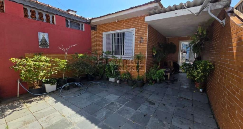 Casa com 02 dormitórios, no Caiçara á 200 metros da praia